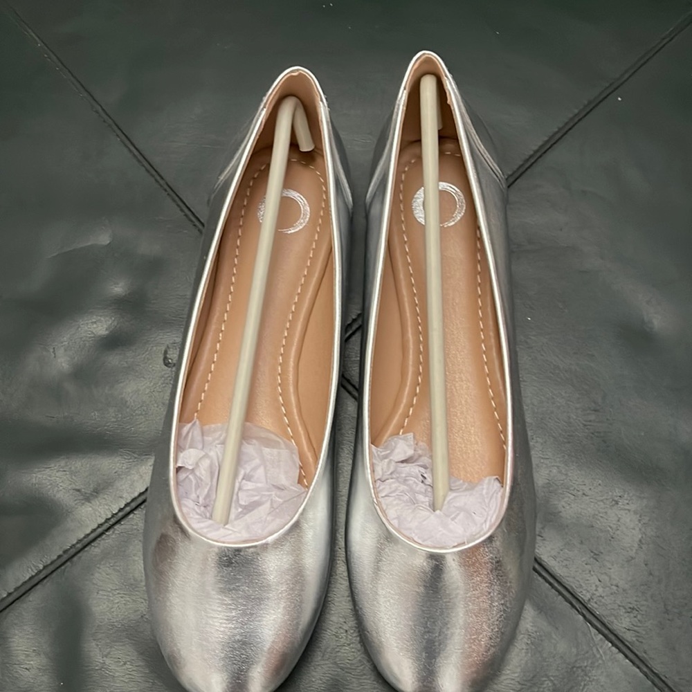 Silver flats never worn. Ordered & arrived from retailer w/o a box as pictured.